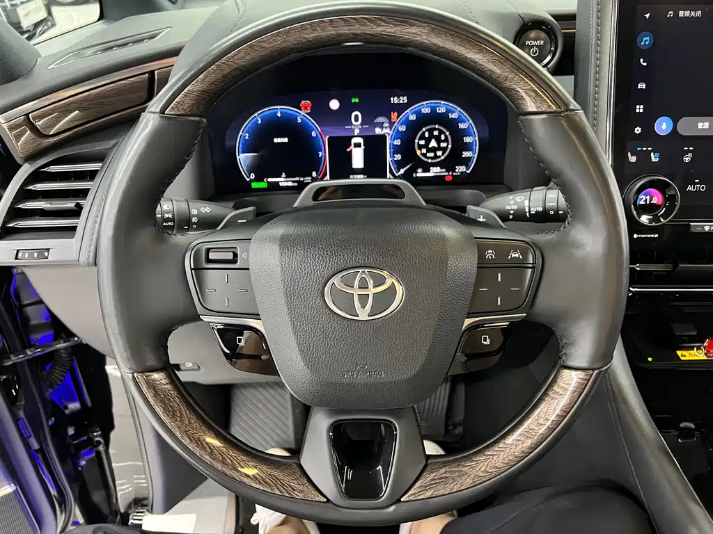 Toyota Alphard — фото 23