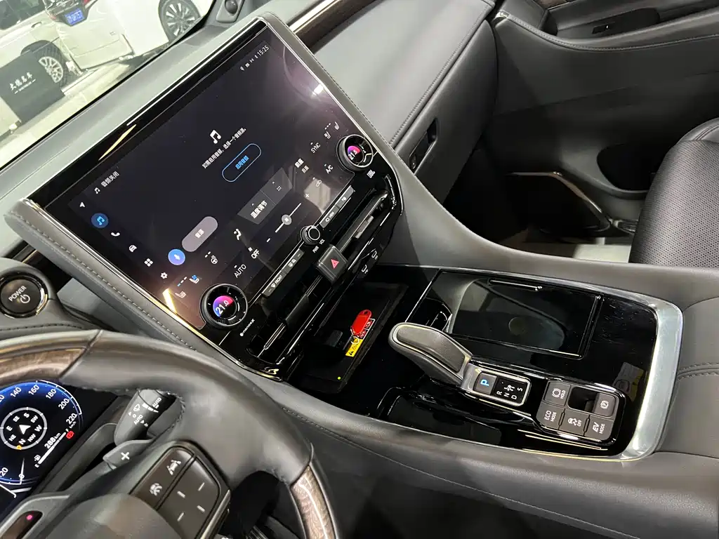 Toyota Alphard — фото 26