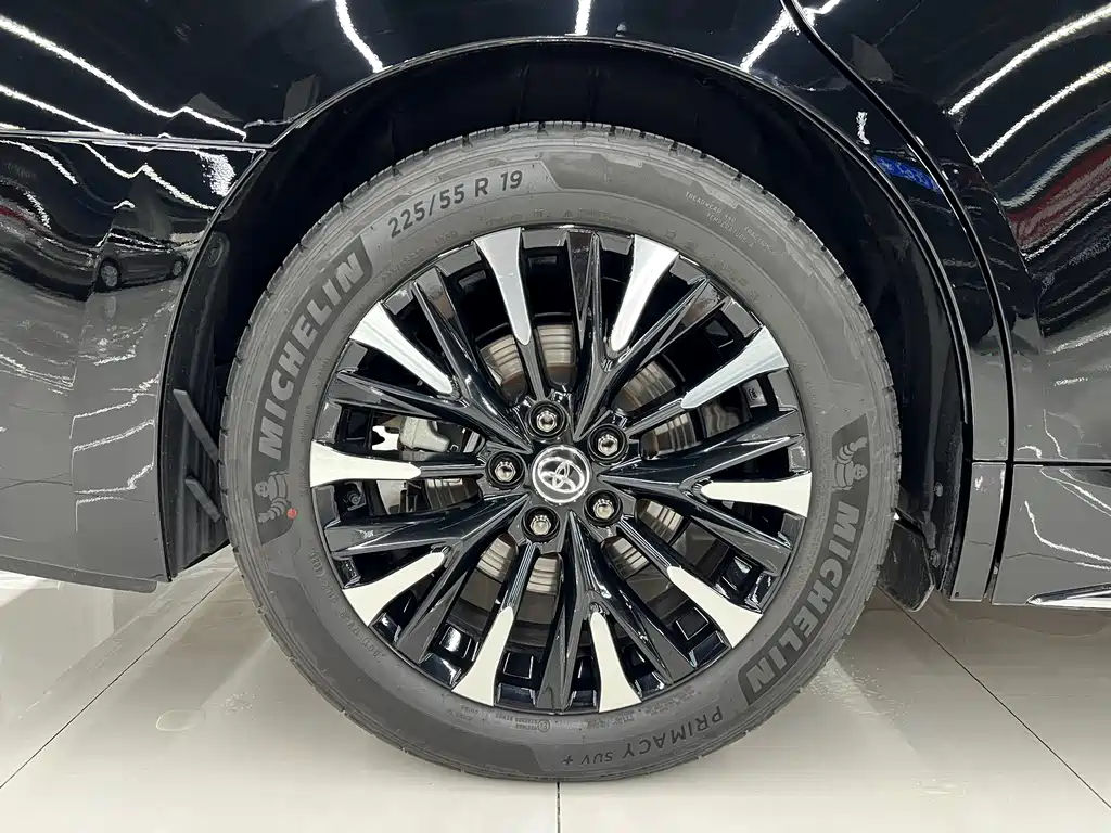 Toyota Alphard — фото 28