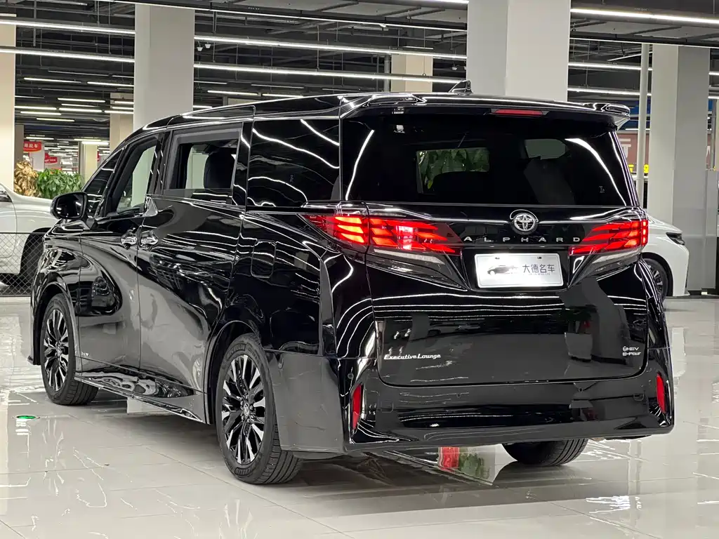 Toyota Alphard — фото 4