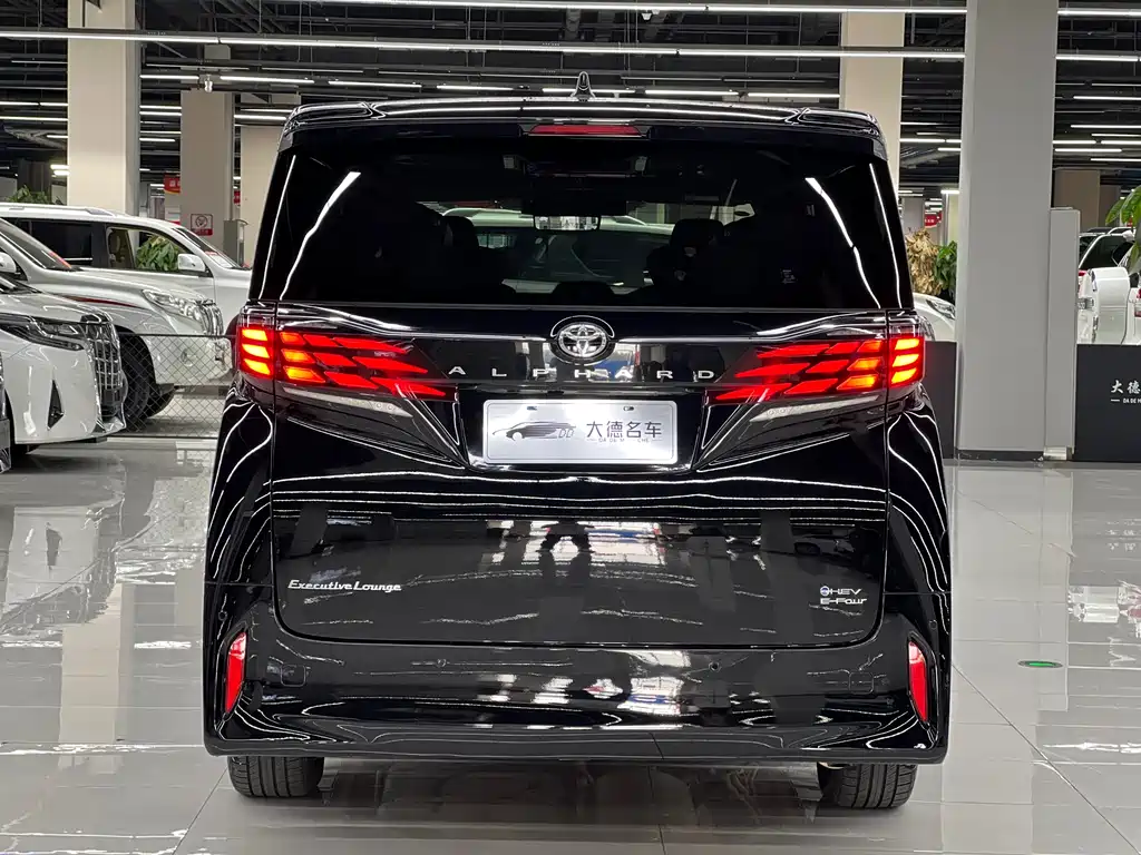 Toyota Alphard — фото 5