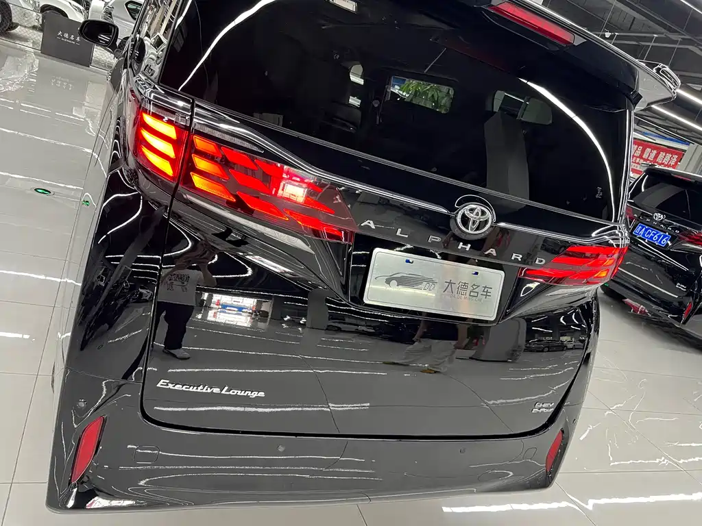 Toyota Alphard — фото 7