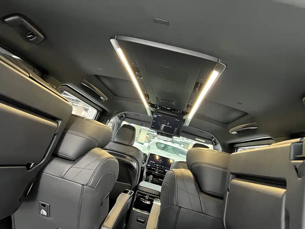 Toyota Alphard — фото 9