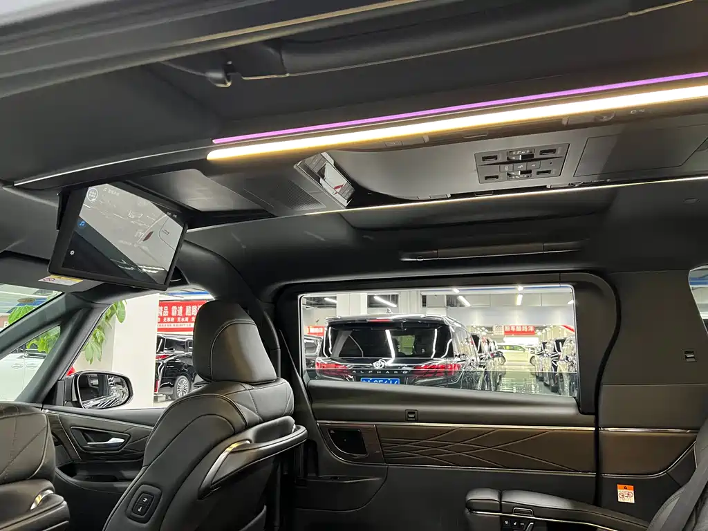 Toyota Alphard — фото 10
