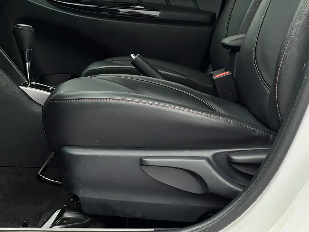 Toyota Yaris L — фото 13