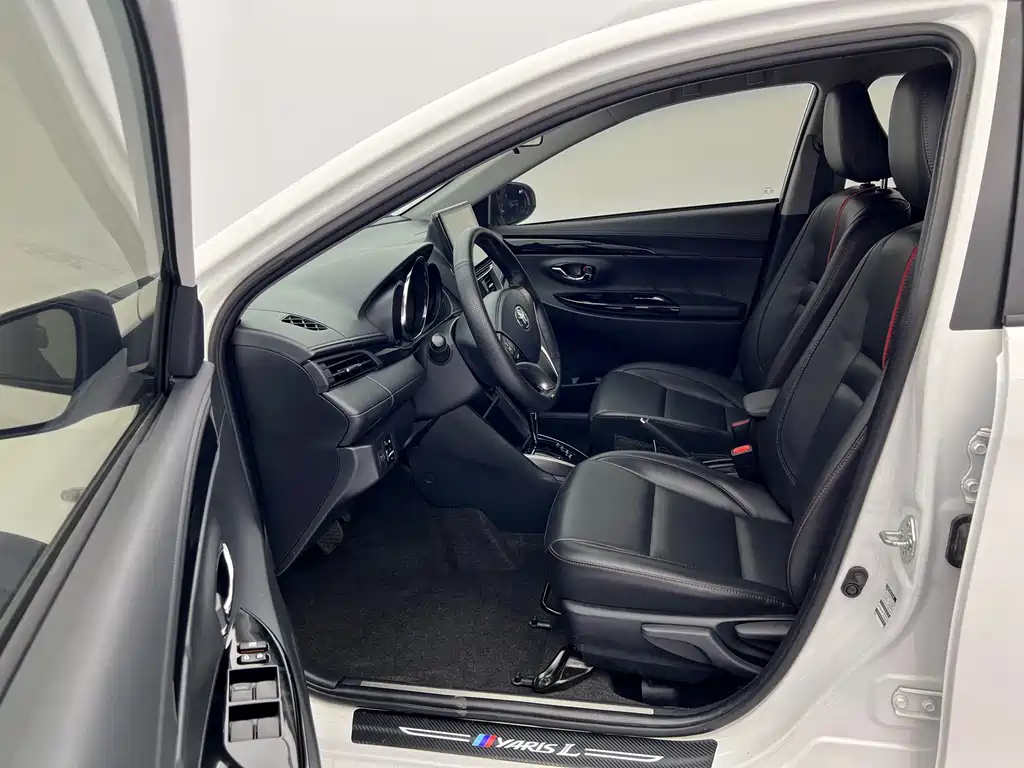 Toyota Yaris L — фото 14