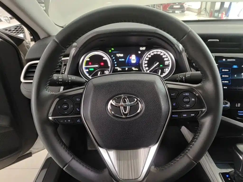 Toyota Camry — фото 11