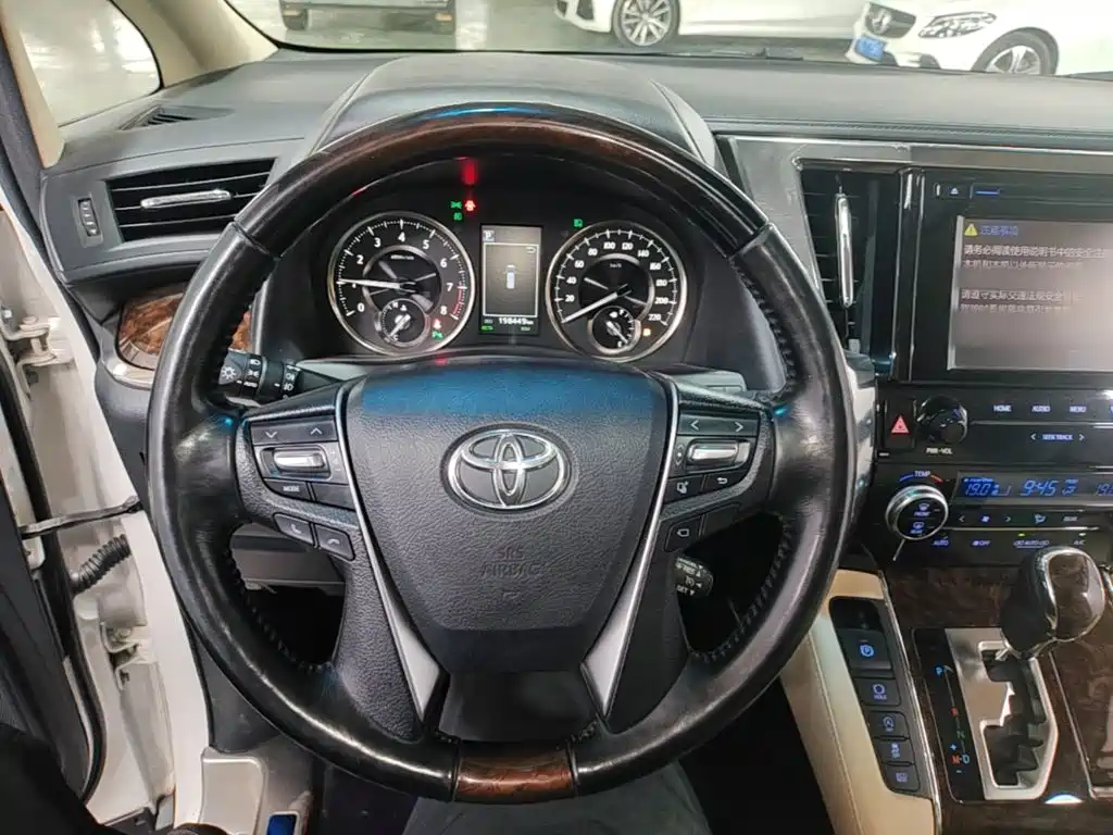 Toyota Alphard — фото 11