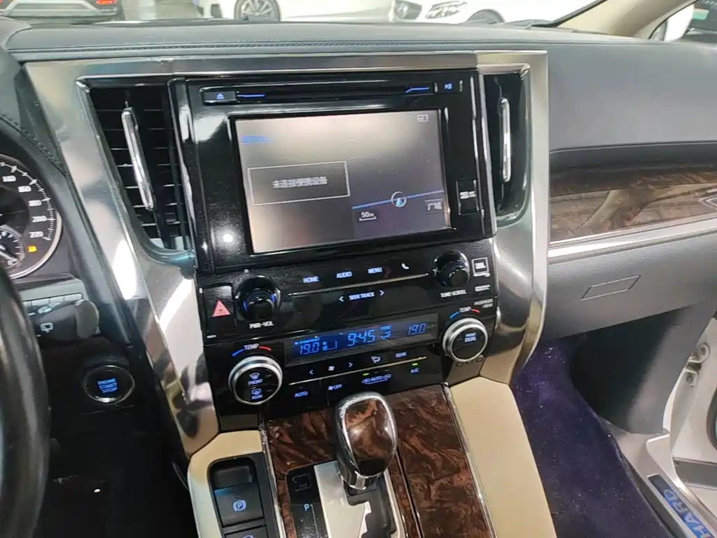 Toyota Alphard — фото 13