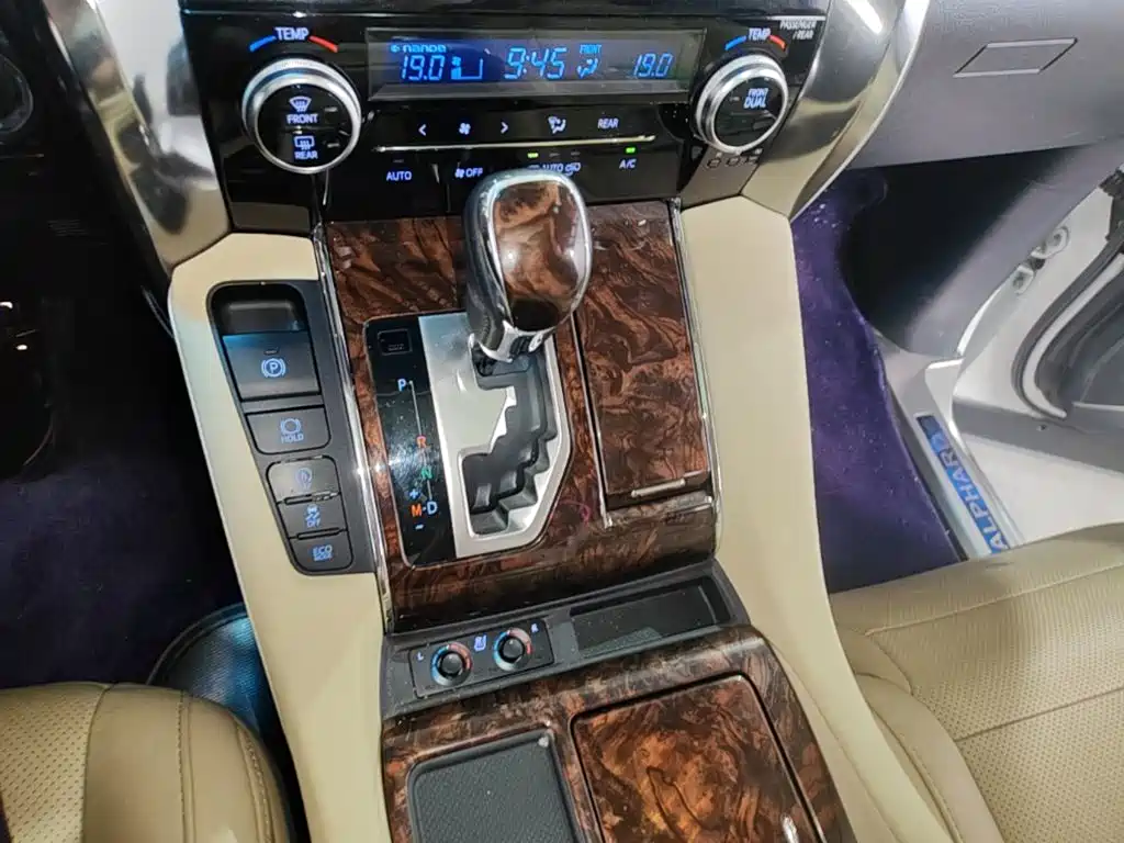Toyota Alphard — фото 14