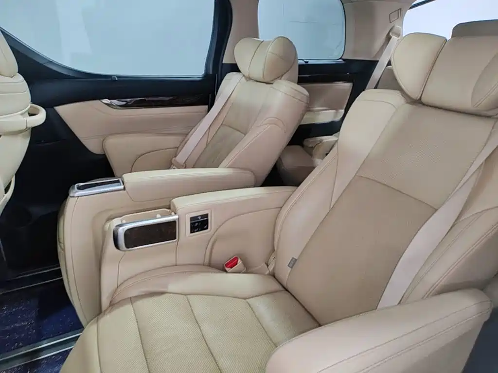 Toyota Alphard — фото 17