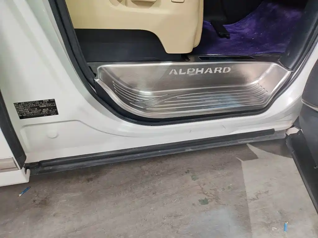 Toyota Alphard — фото 21