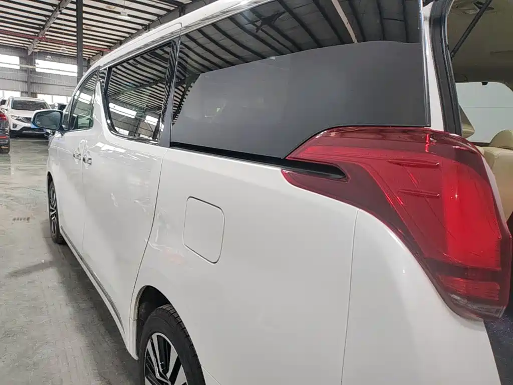 Toyota Alphard — фото 5