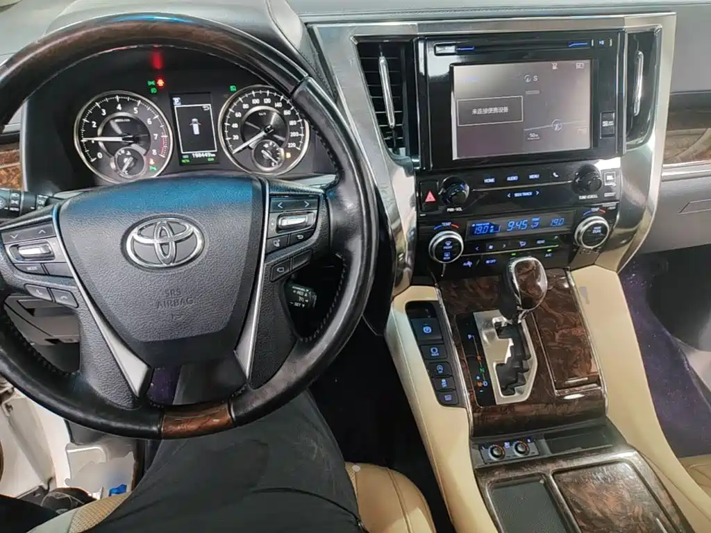 Toyota Alphard — фото 10