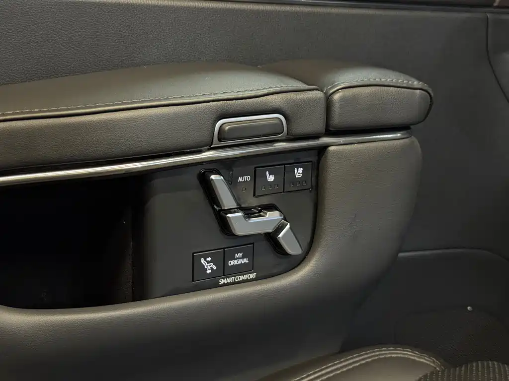 Toyota Alphard — фото 11