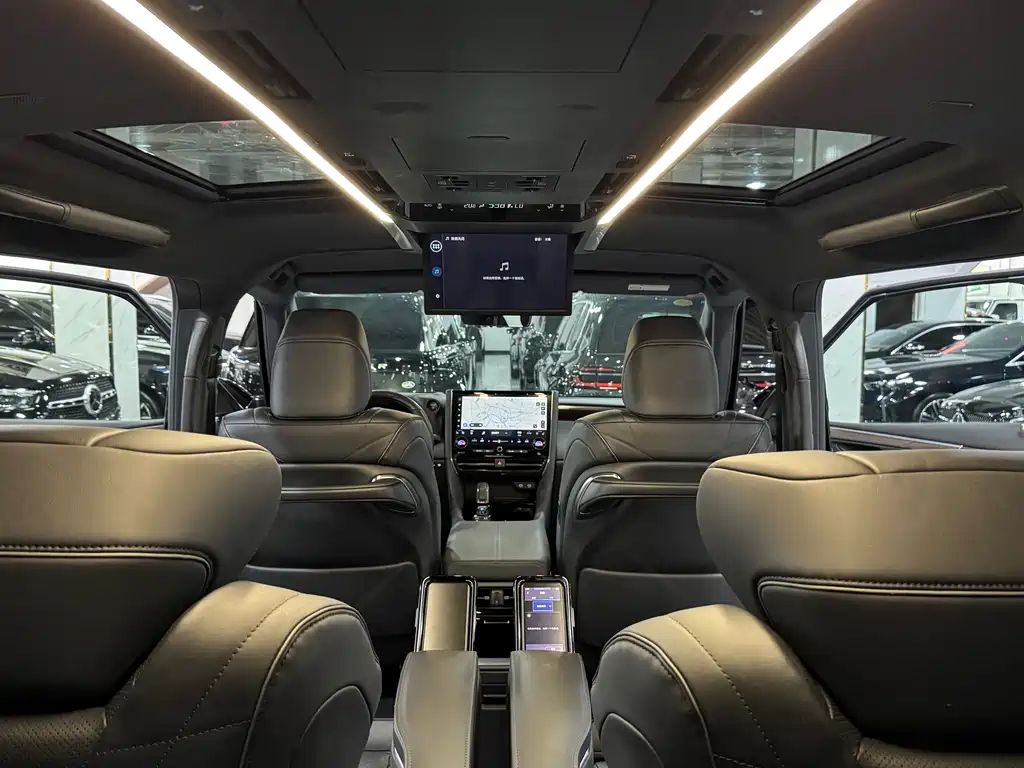 Toyota Alphard — фото 8