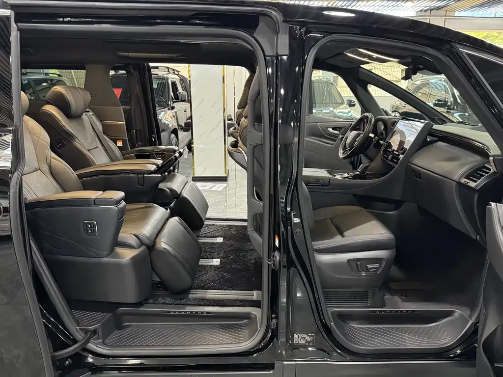 Toyota Alphard — фото 10