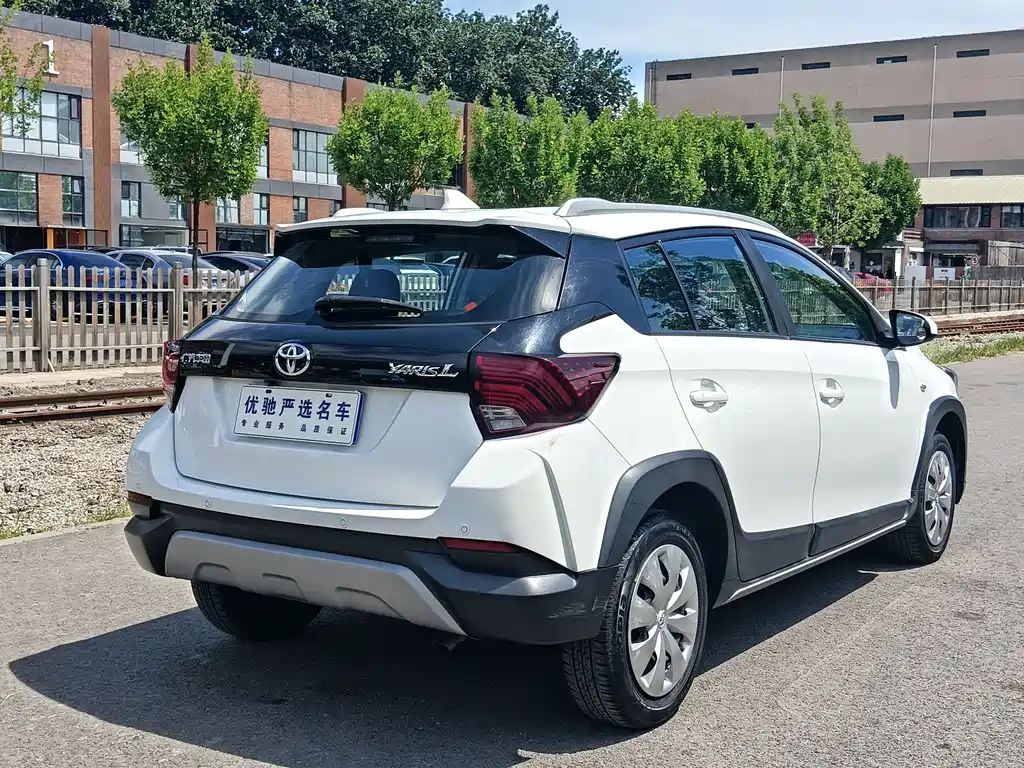 Toyota Yaris L — фото 7