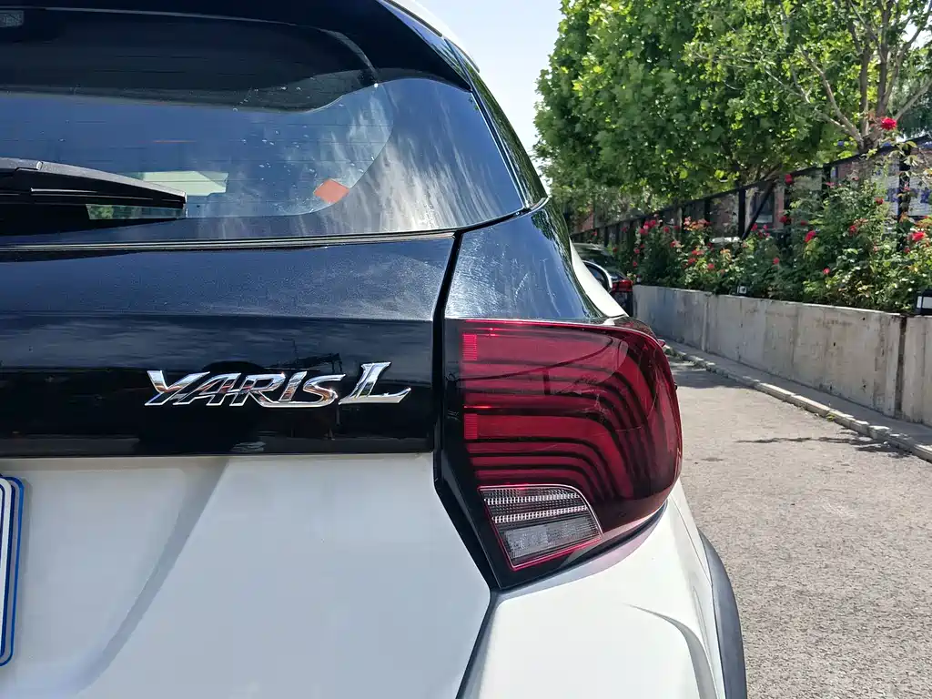 Toyota Yaris L — фото 10