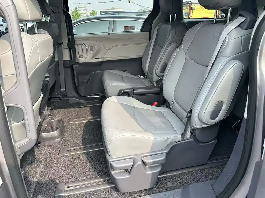 Toyota Sienna — фото 3