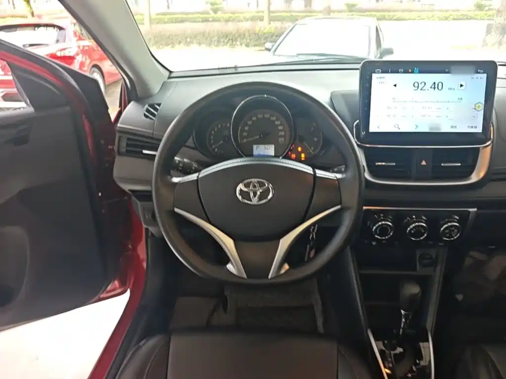 Toyota Yaris L — фото 11