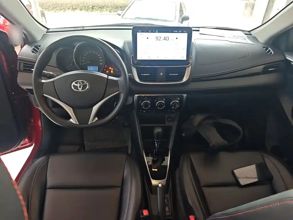 Toyota Yaris L — фото 10