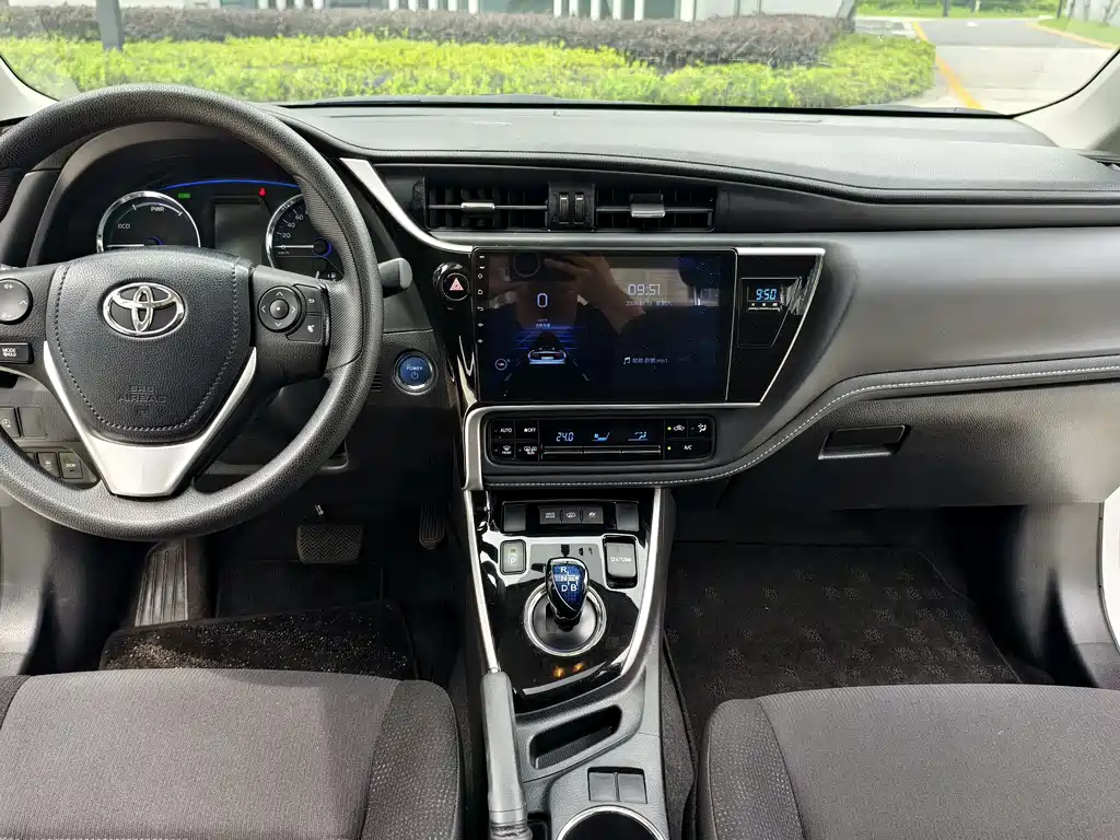 Toyota Corolla Hybrid — фото 34