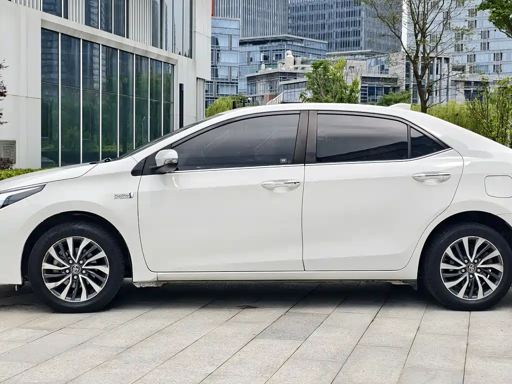 Toyota Corolla Hybrid — фото 8