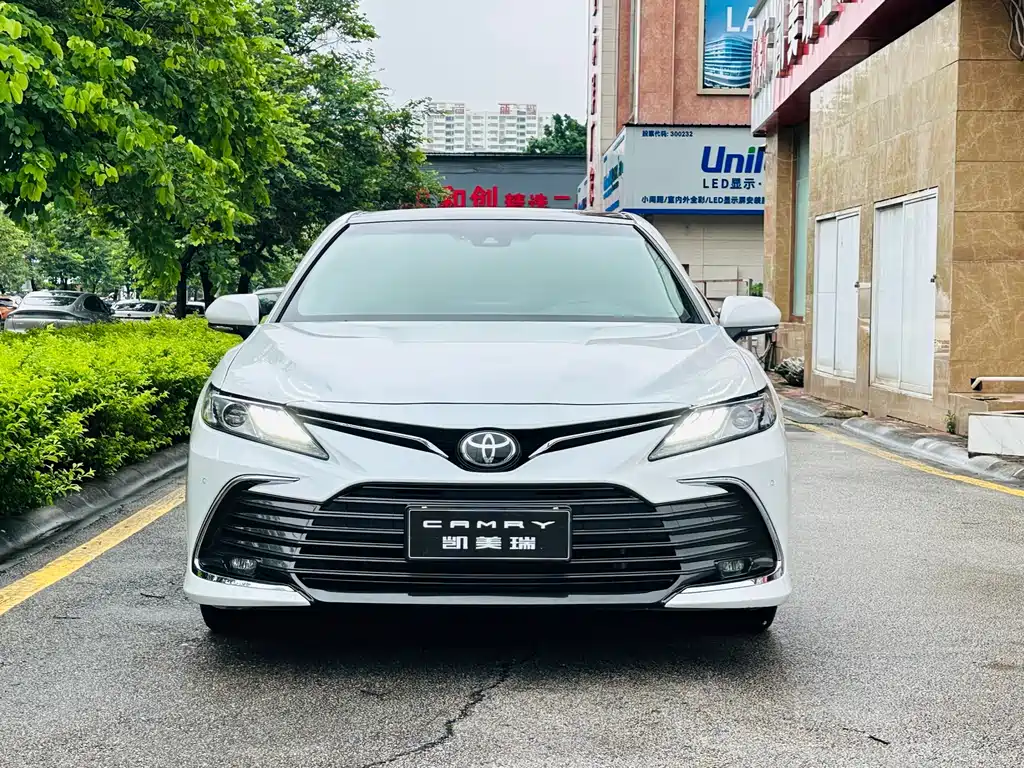 Toyota Camry — фото 2
