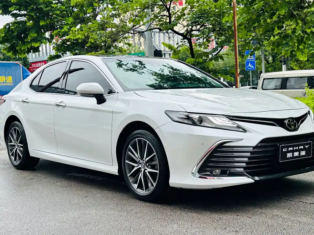 Toyota Camry — фото 3