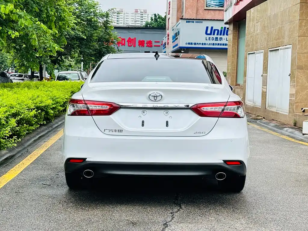 Toyota Camry — фото 5