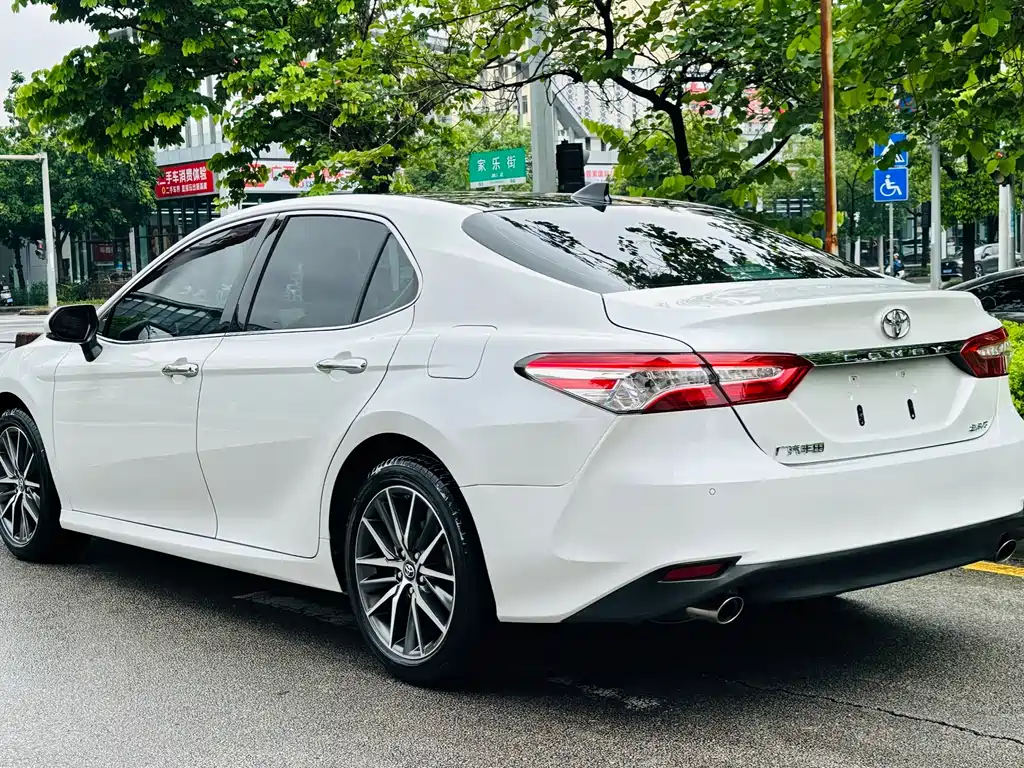 Toyota Camry — фото 7
