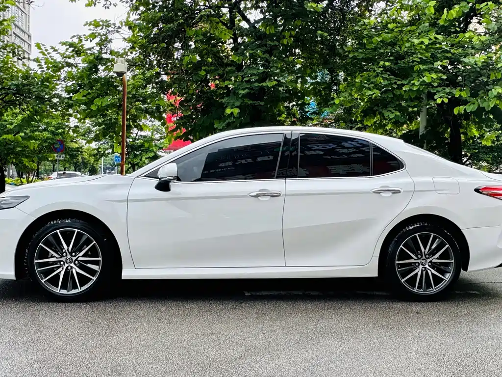 Toyota Camry — фото 10