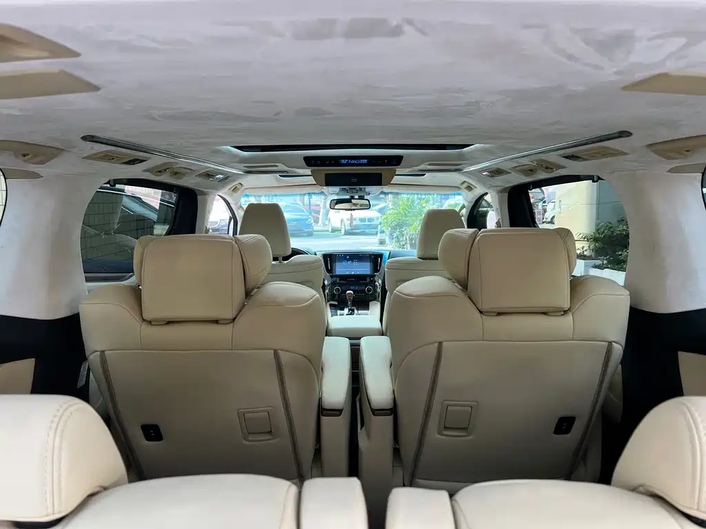 Toyota Alphard — фото 11