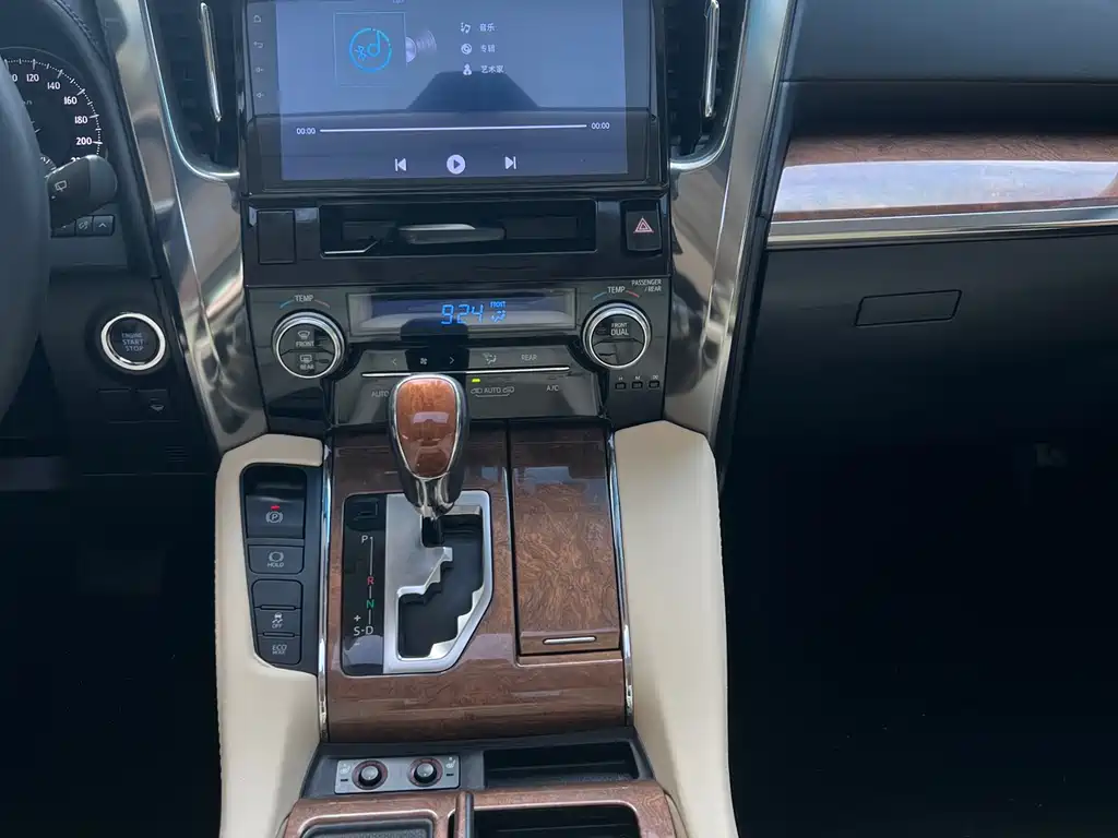 Toyota Alphard — фото 13