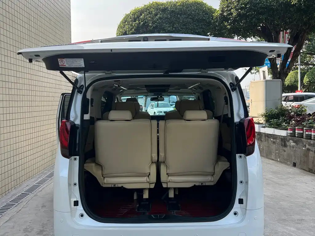 Toyota Alphard — фото 17