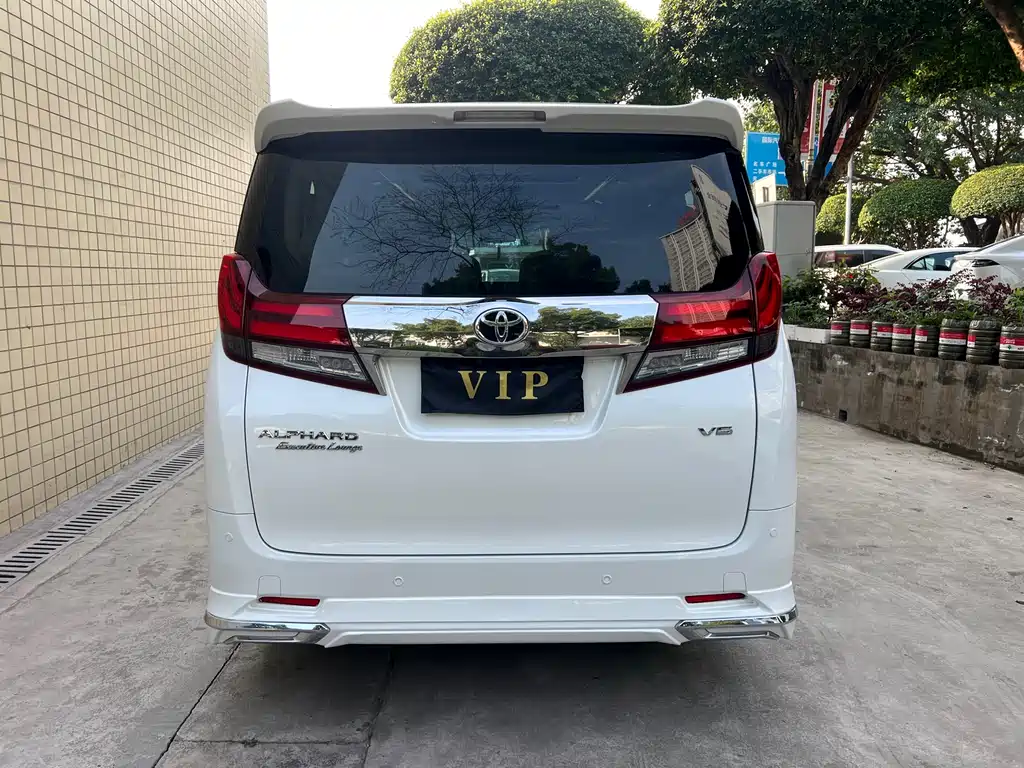 Toyota Alphard — фото 5