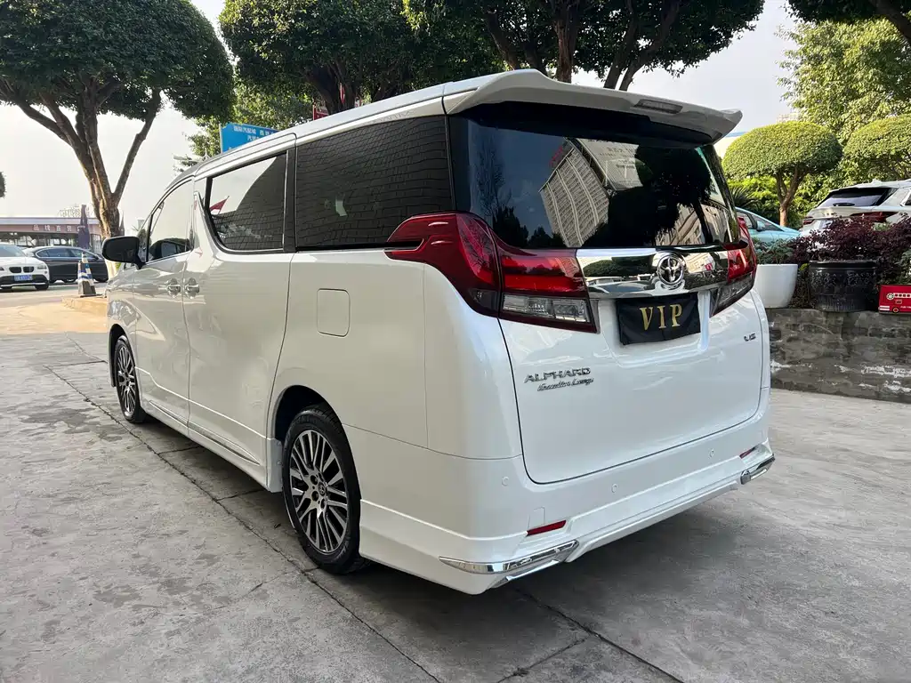 Toyota Alphard — фото 6