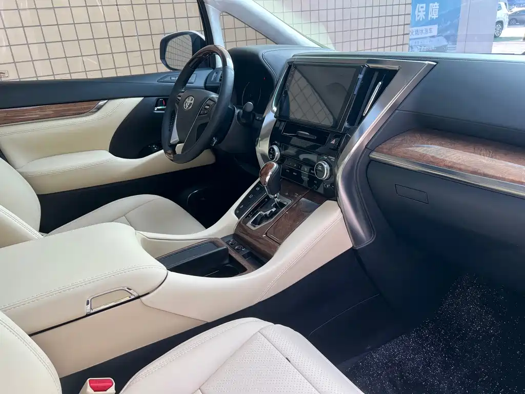 Toyota Alphard — фото 9