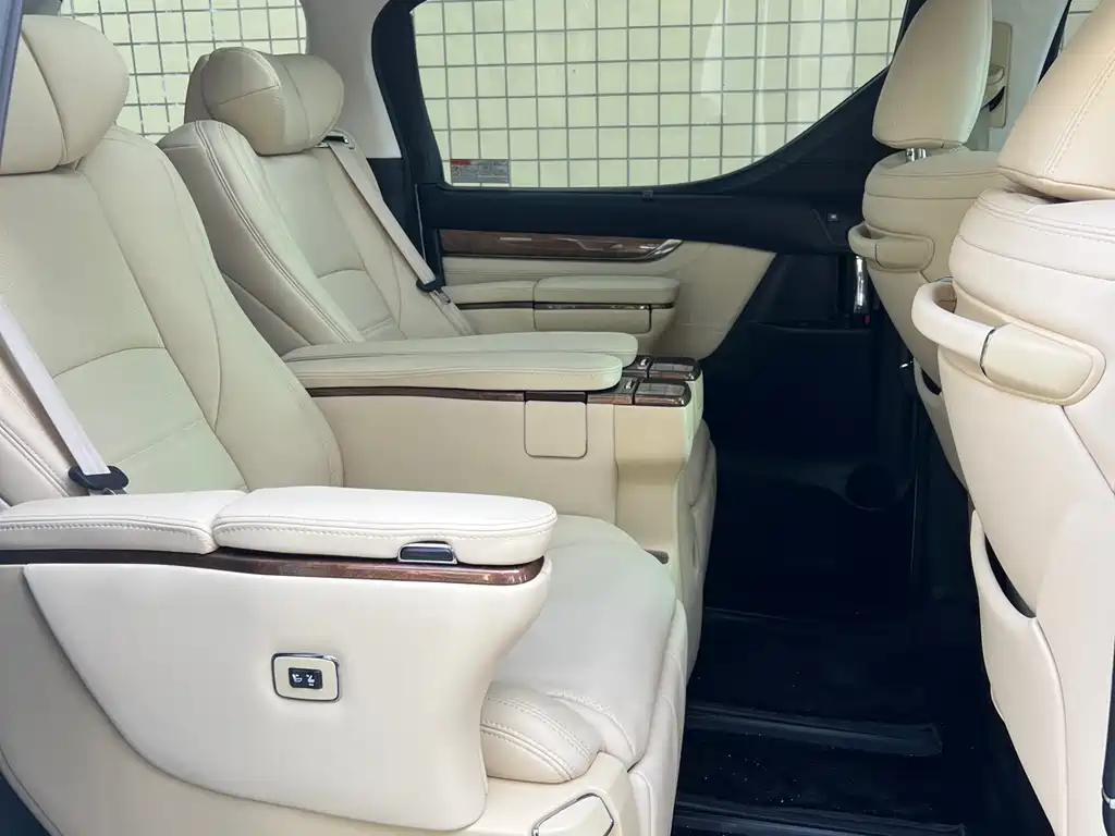 Toyota Alphard — фото 10