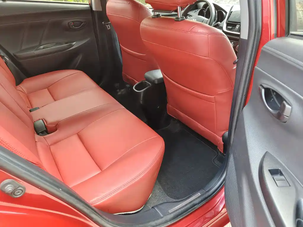 Toyota Yaris L — фото 14