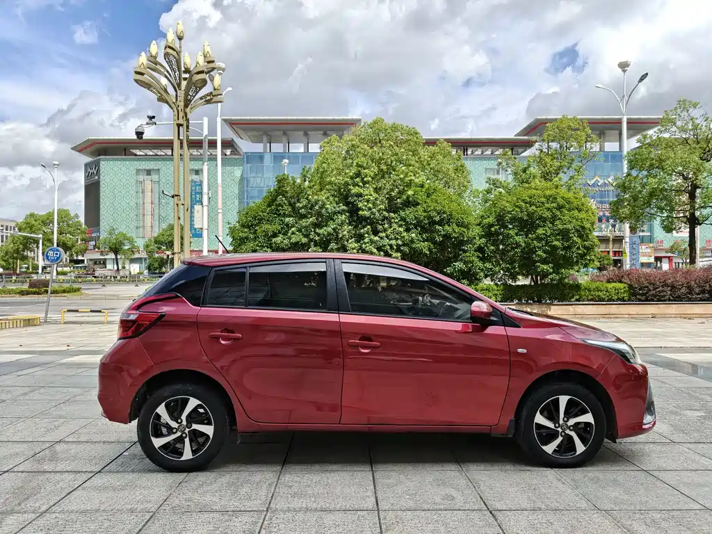 Toyota Yaris L — фото 7