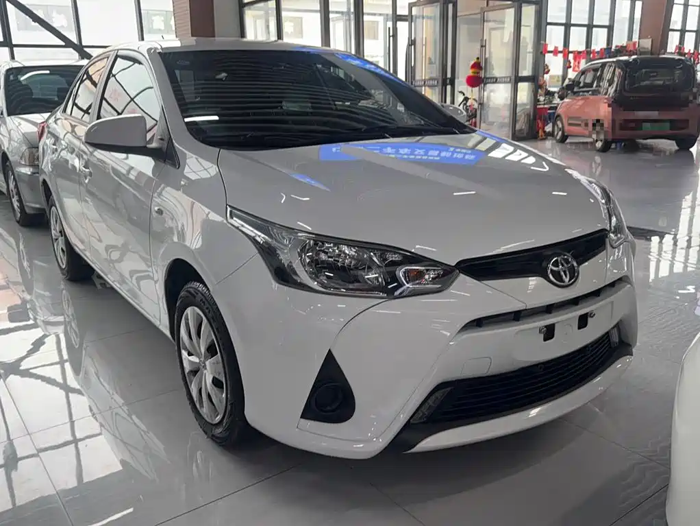 Toyota Yaris L — фото 3