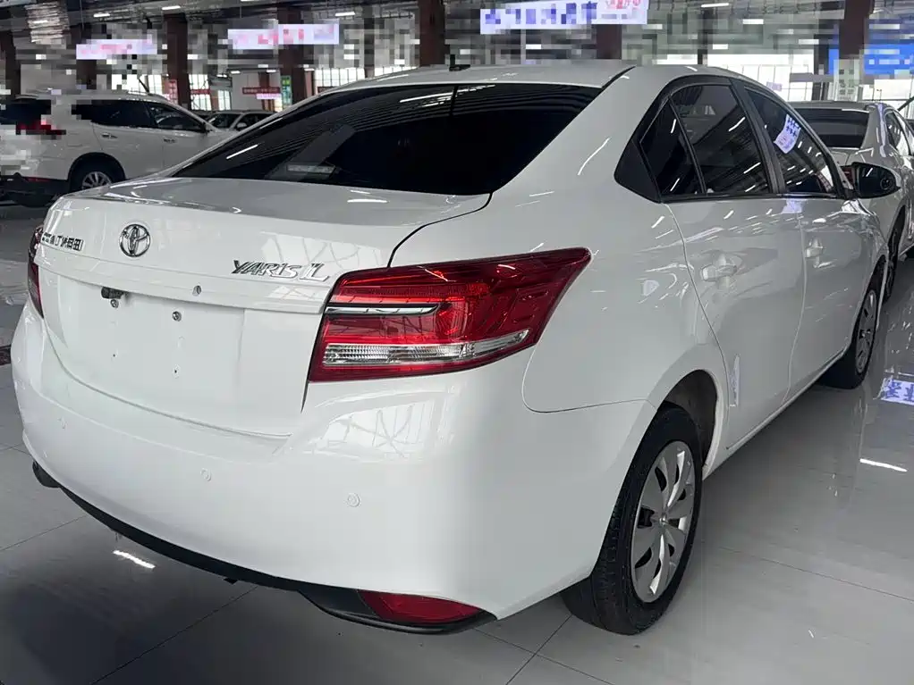 Toyota Yaris L — фото 5