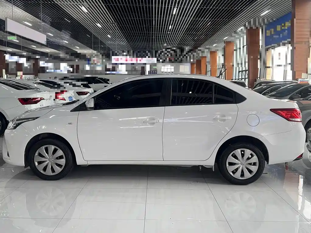 Toyota Yaris L — фото 7