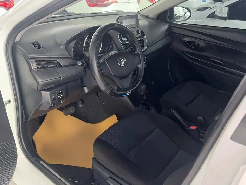 Toyota Yaris L — фото 8