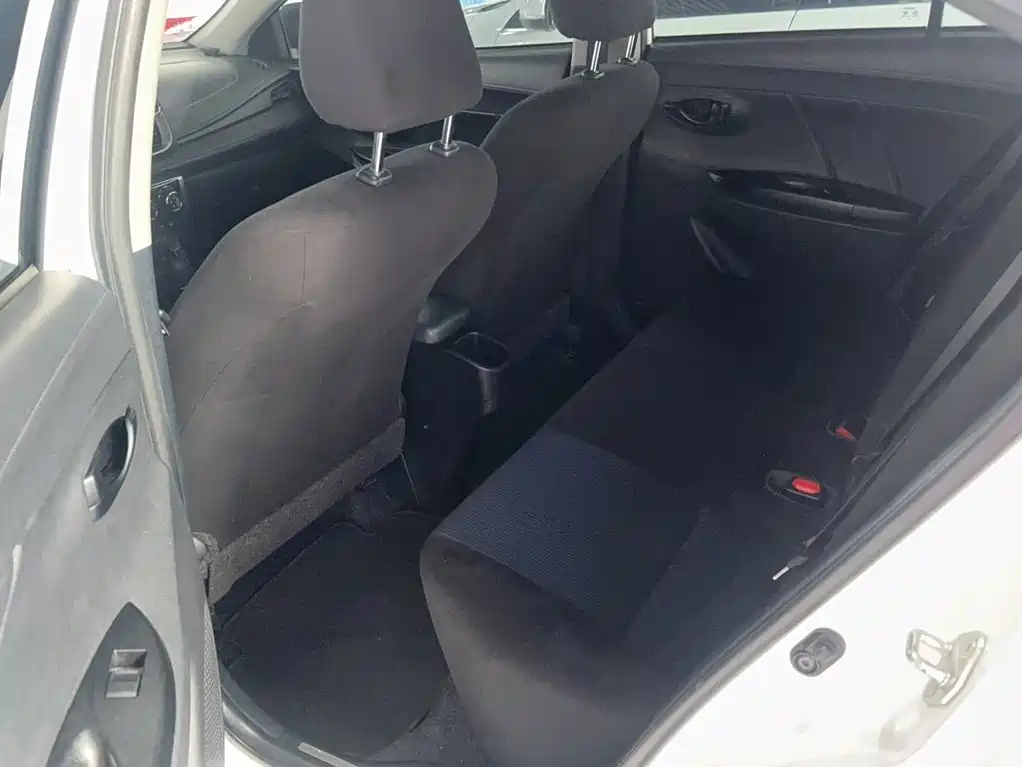 Toyota Yaris L — фото 9