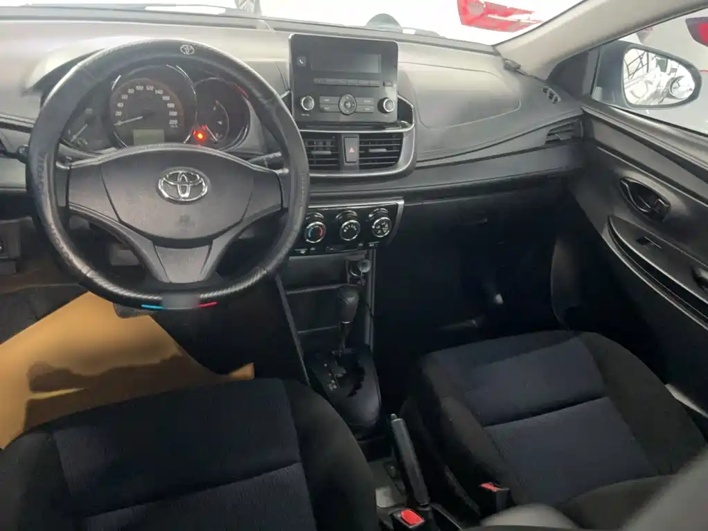 Toyota Yaris L — фото 10