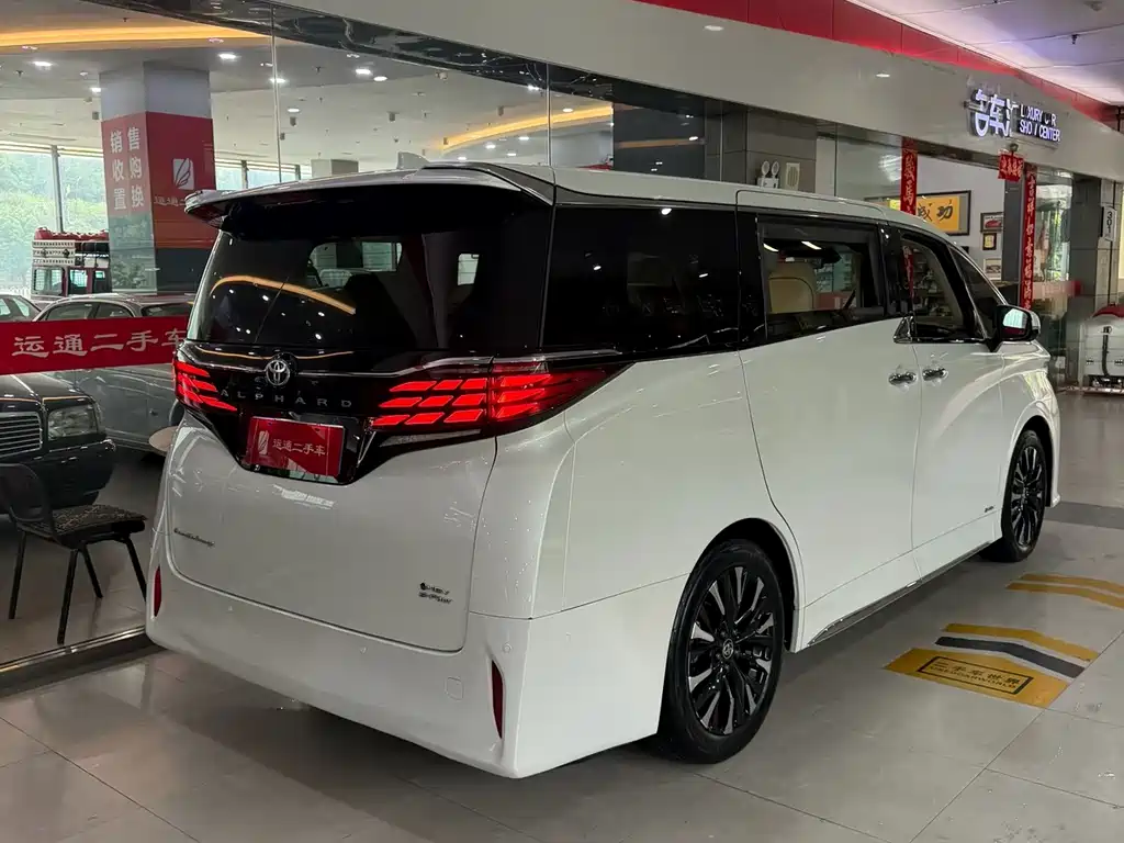 Toyota Alphard — фото 3