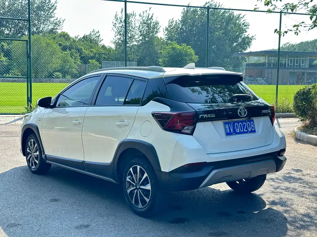 Toyota Yaris L — фото 12
